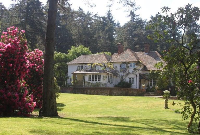 Thursley Rd, Churt, Surrey, GU10 2LG