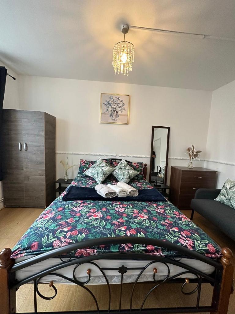 Bedroom To Let in rooms, Turners Road, E3 4LE | B&K Estates